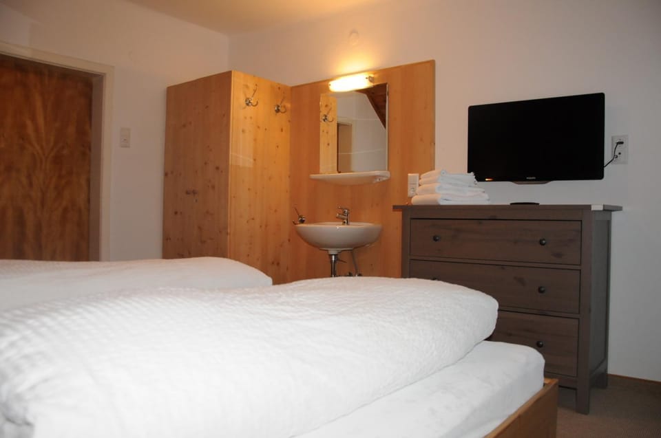 Bed, TV and multimedia, Bedroom