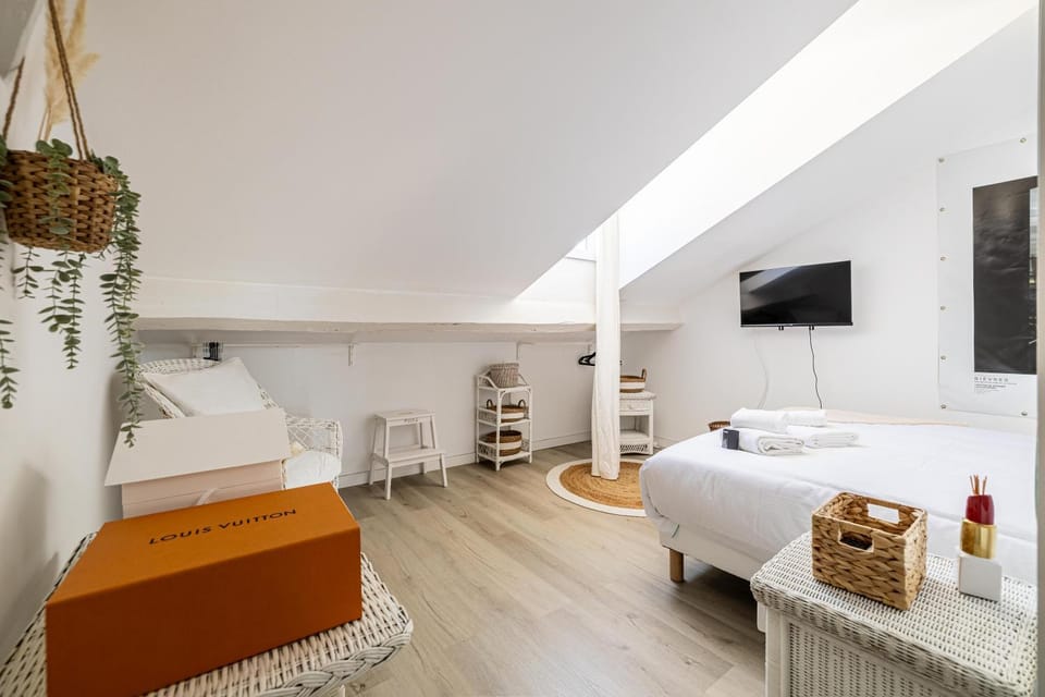 Bed, TV and multimedia, Bedroom, towels