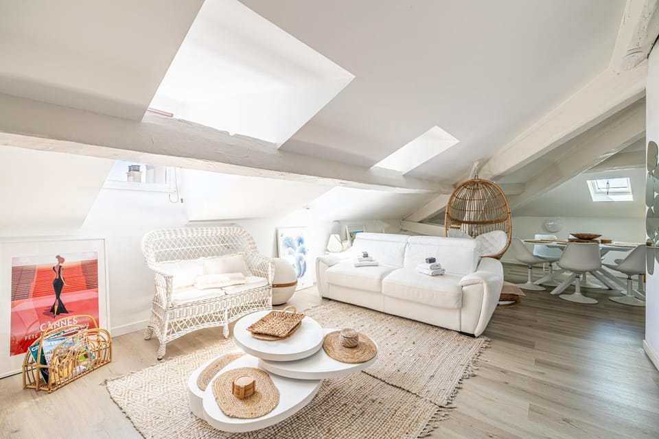 Bed, Living room, Photo of the whole room, Seating area, Bedroom, towels