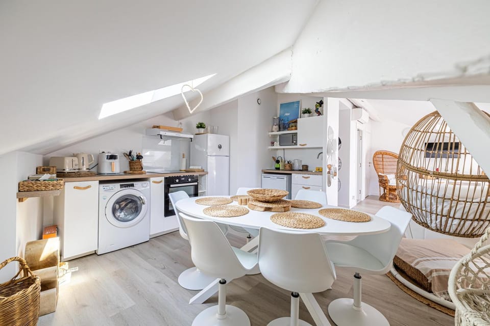 Coffee/tea facilities, Living room, Dining area, oven, stove, toaster, washing machine