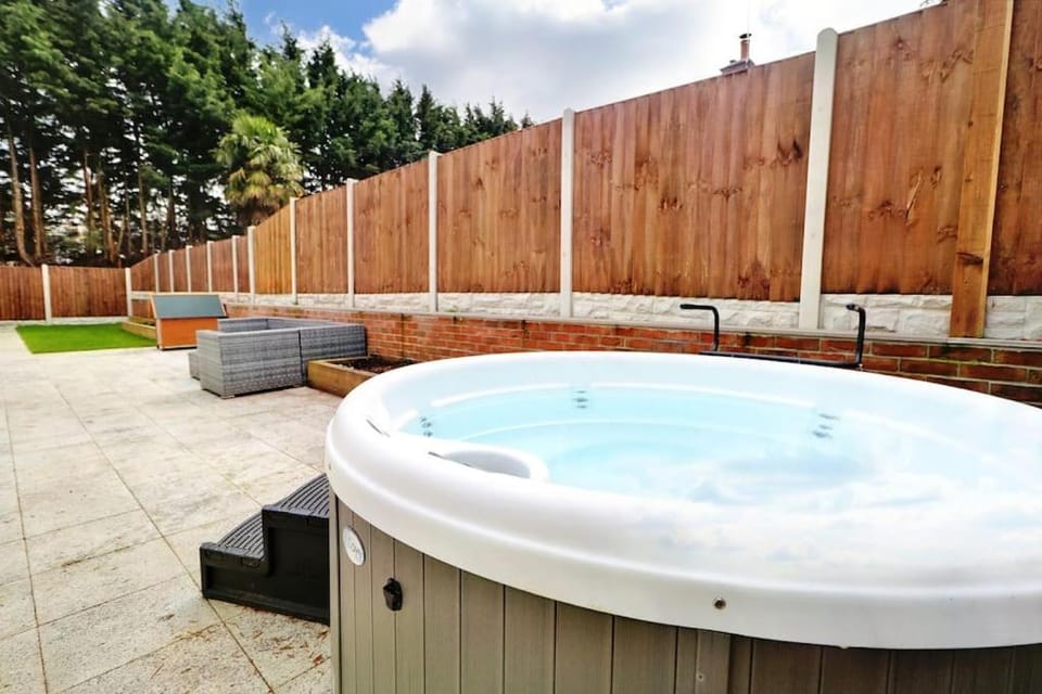 Rare Luxury Holiday Home with Hot-Tub House in Broadland District