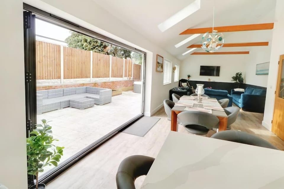 Rare Luxury Holiday Home with Hot-Tub House in Broadland District