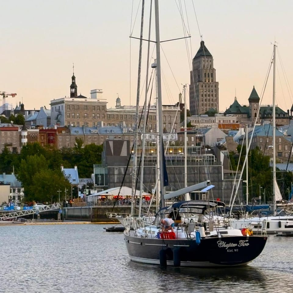 Marina Port de Québec 2 - Maison flottante Docked boat in Quebec City
