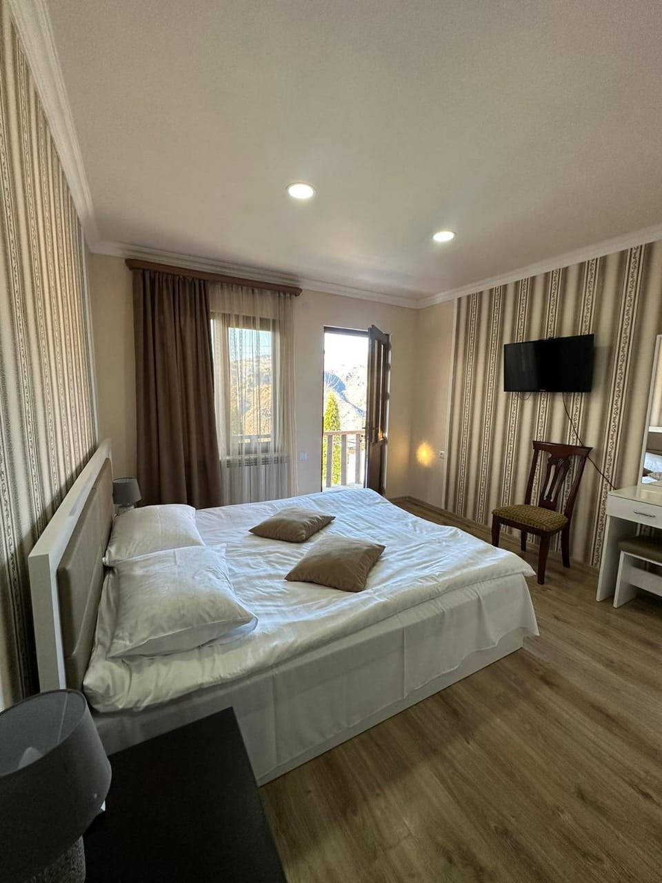 Bed, TV and multimedia, Bedroom, towels