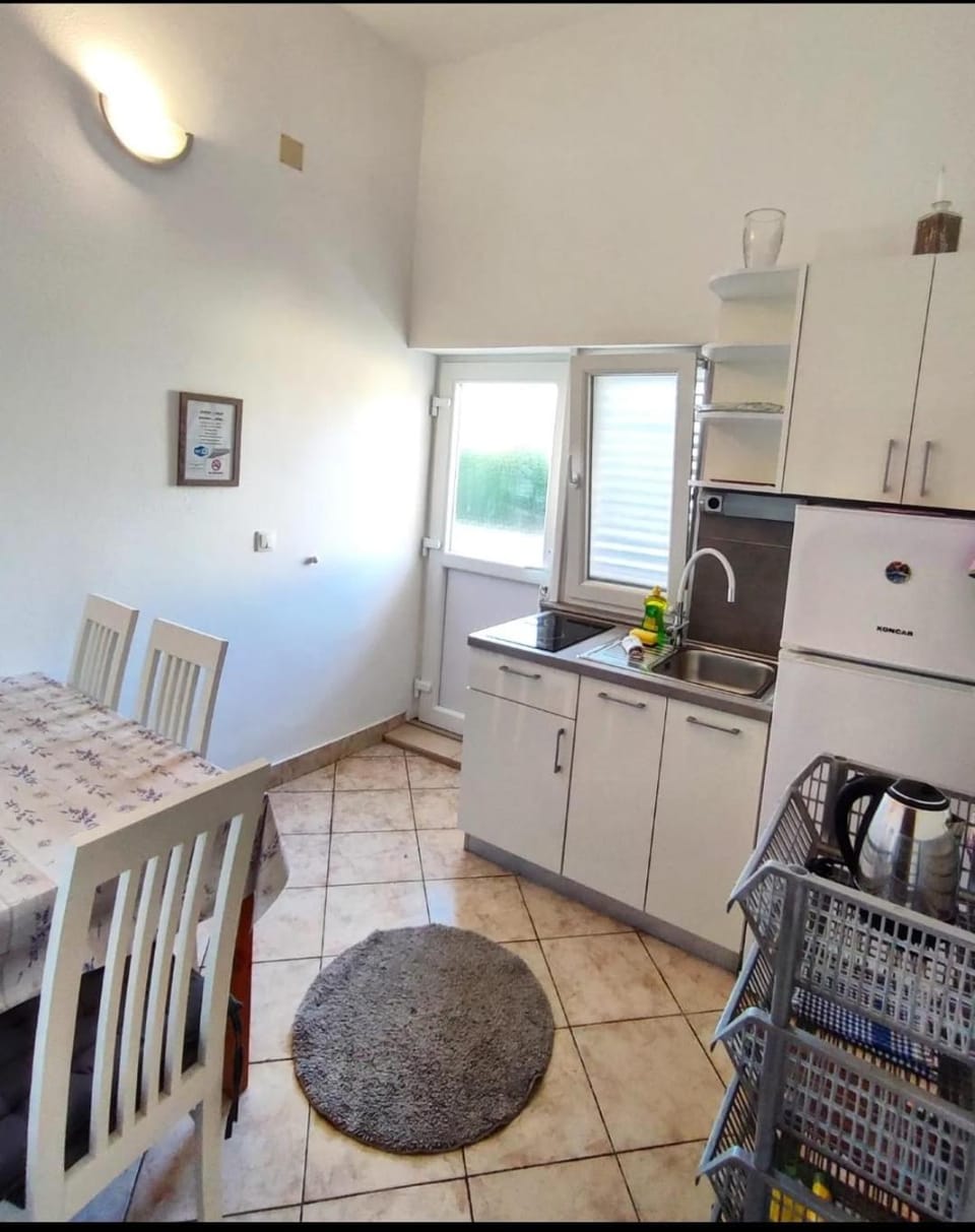 Kitchen or kitchenette, Dining area, stove