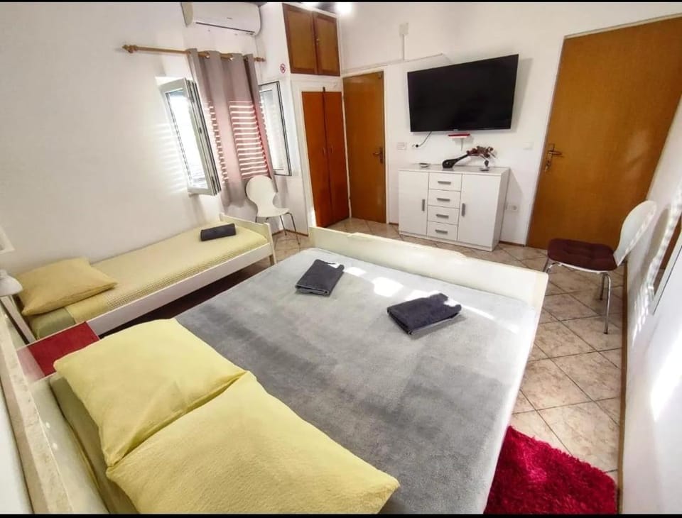 Bed, TV and multimedia, Bedroom