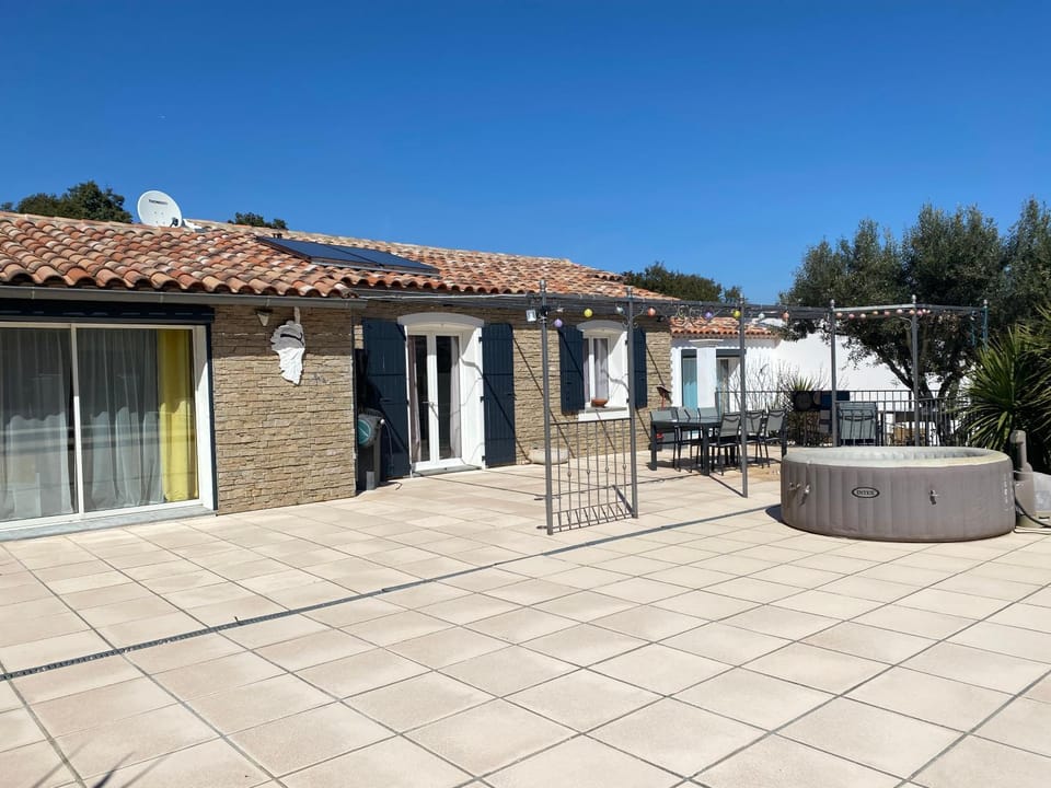 VILLA AVEC PISCINE House in French Riviera