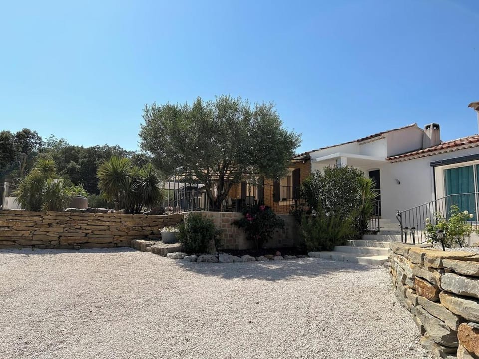 VILLA AVEC PISCINE House in French Riviera