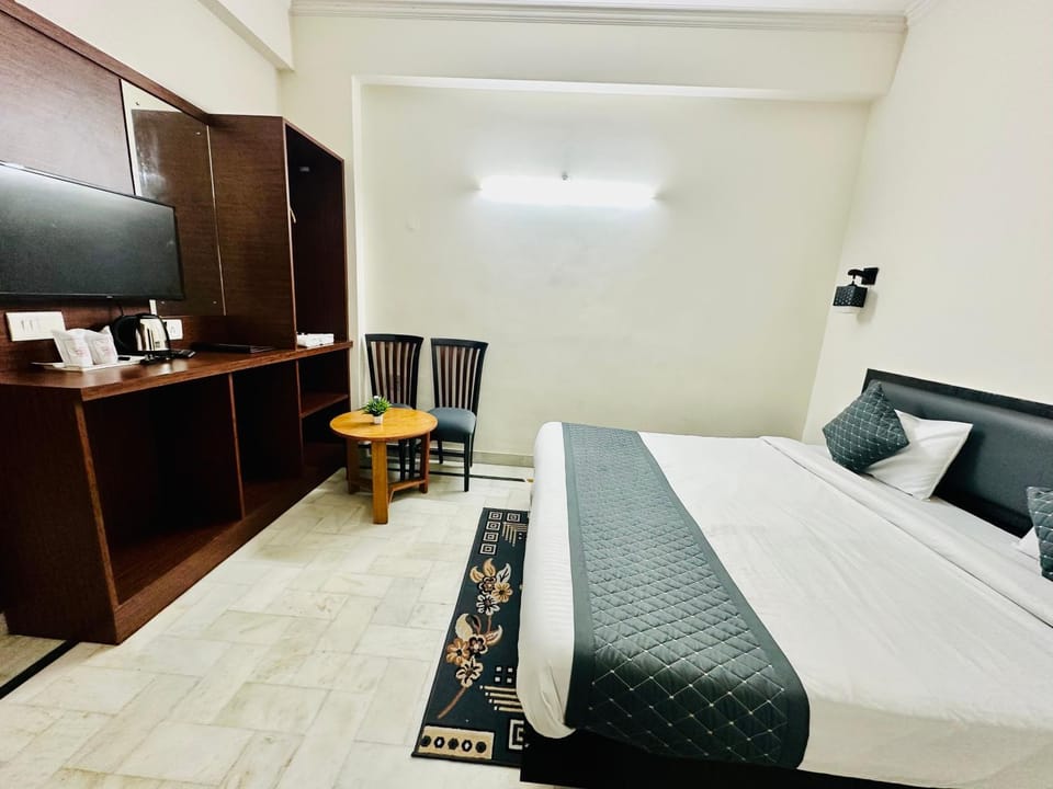 Bed, TV and multimedia, Photo of the whole room, Bedroom, hair dresser, wardrobe
