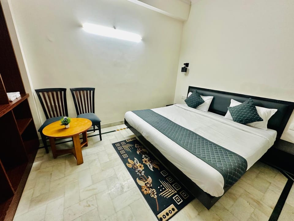 Bed, Photo of the whole room, Seating area, Bedroom