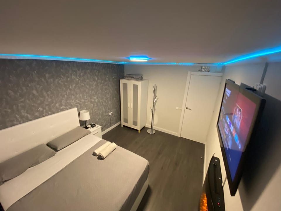 Bed, TV and multimedia, Bedroom