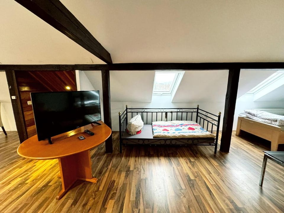 Bed, TV and multimedia, Photo of the whole room, Evening entertainment, Bedroom