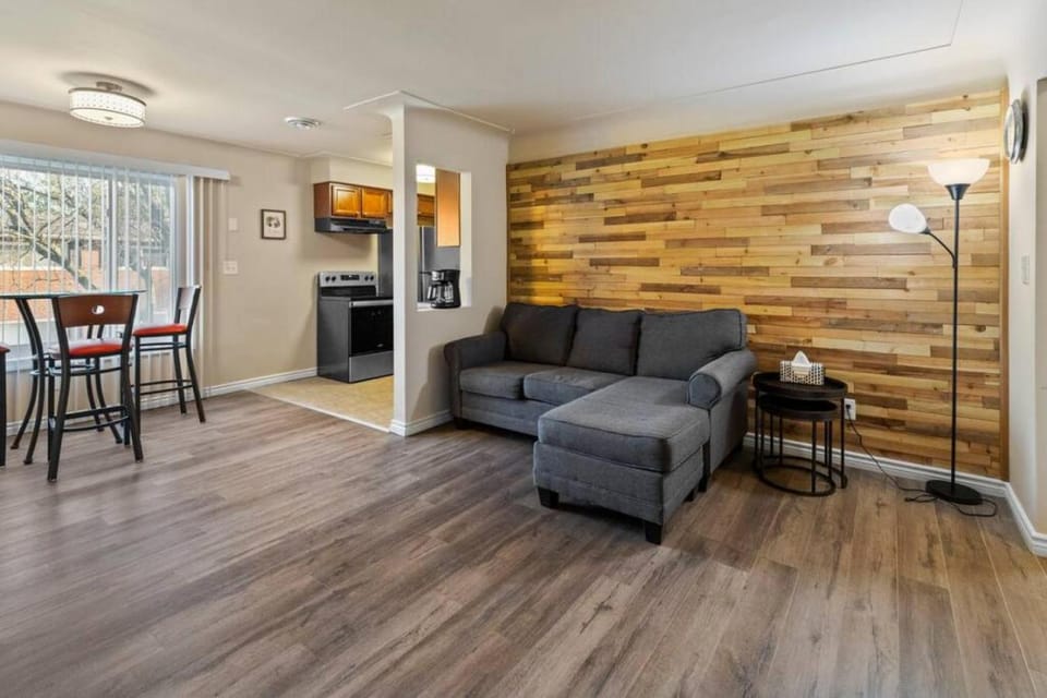 Modern Cozy 2b apt in Shelby Twp Apartment in Shelby Township