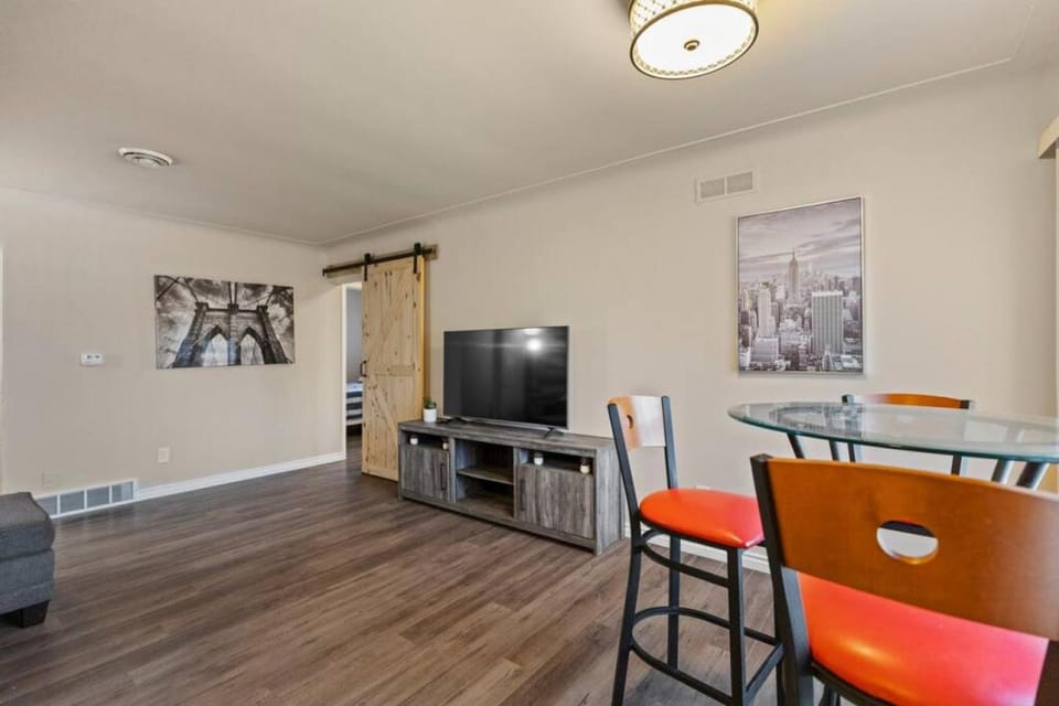 Modern Cozy 2b apt in Shelby Twp Apartment in Shelby Township