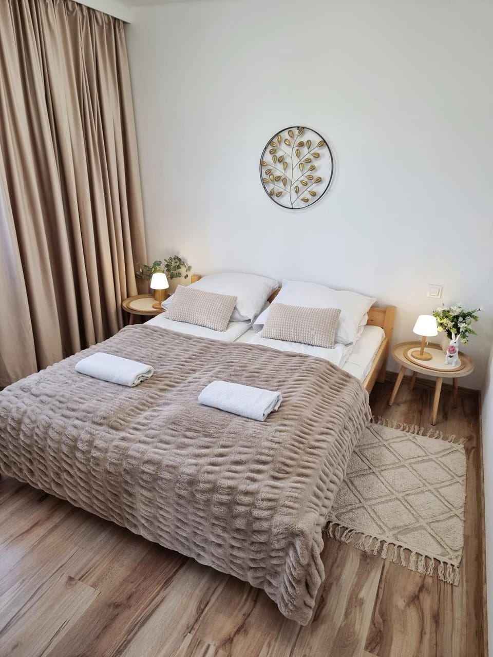 Bed, Photo of the whole room, Bedroom, towels