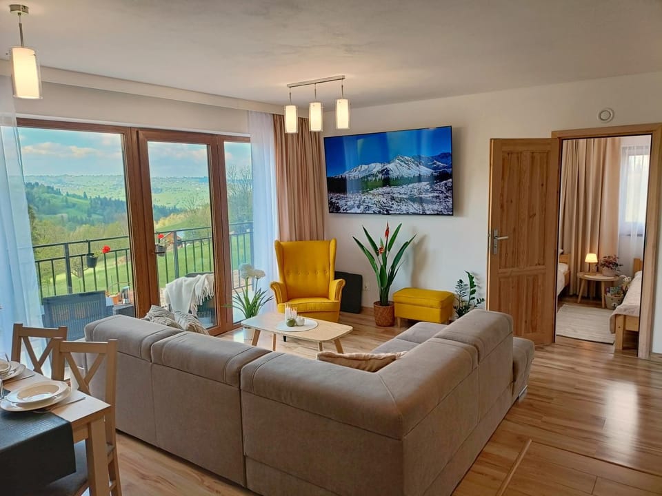 Natural landscape, TV and multimedia, Seating area, Mountain view