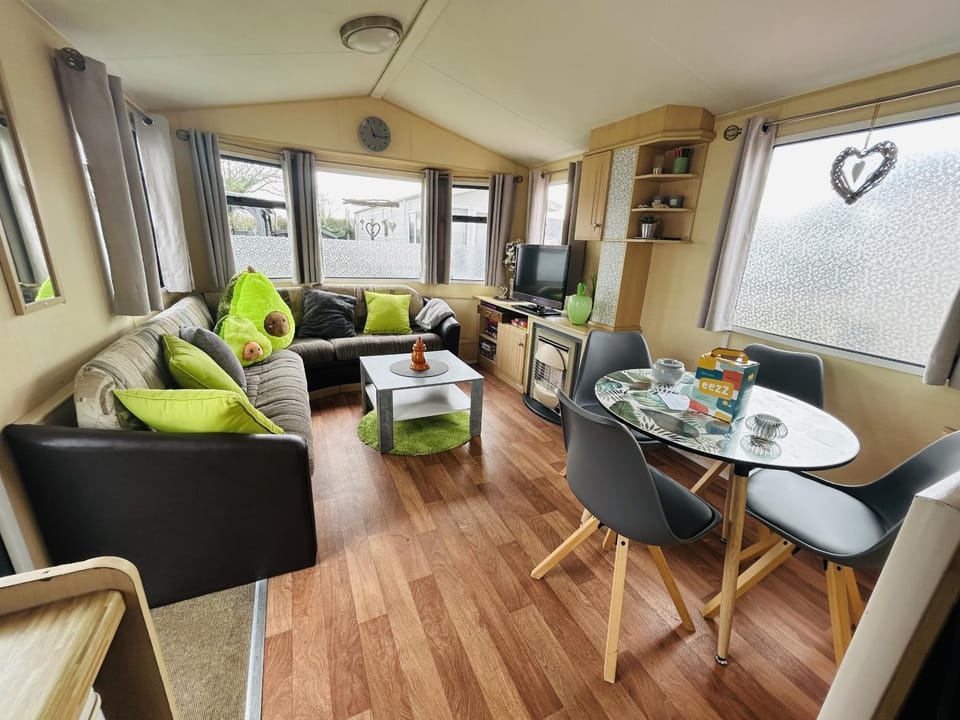 Communal lounge/ TV room, Living room