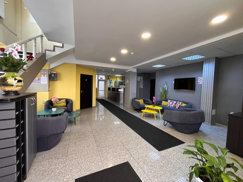 Communal lounge/ TV room, TV and multimedia, Living room, Seating area, Evening entertainment