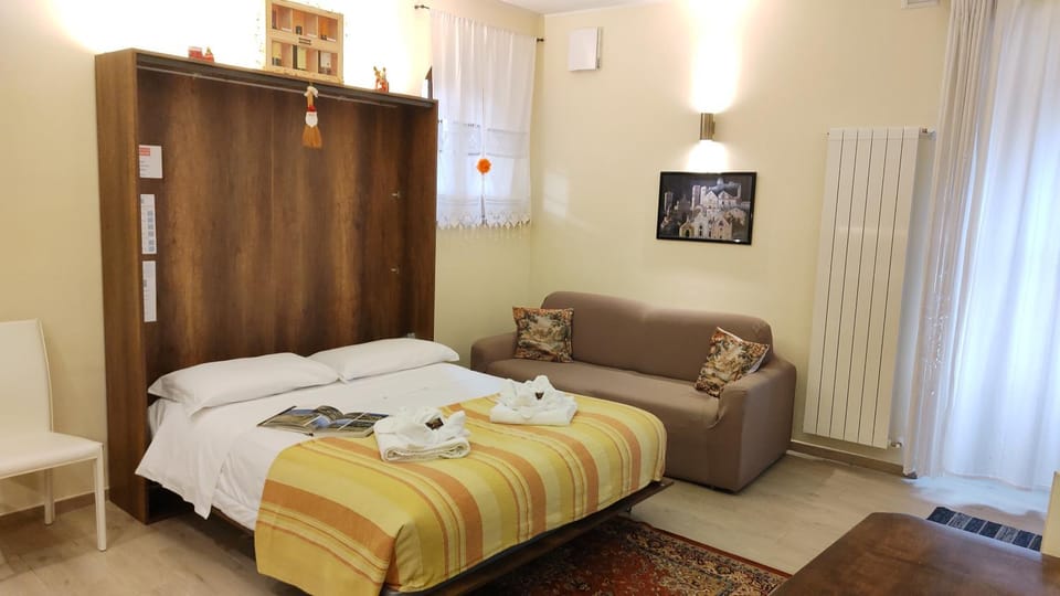 Bed, Living room, Photo of the whole room, Seating area, towels