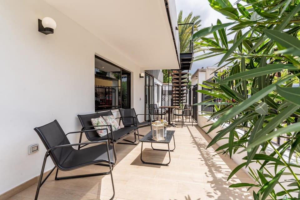 Patio, Day, Balcony/Terrace