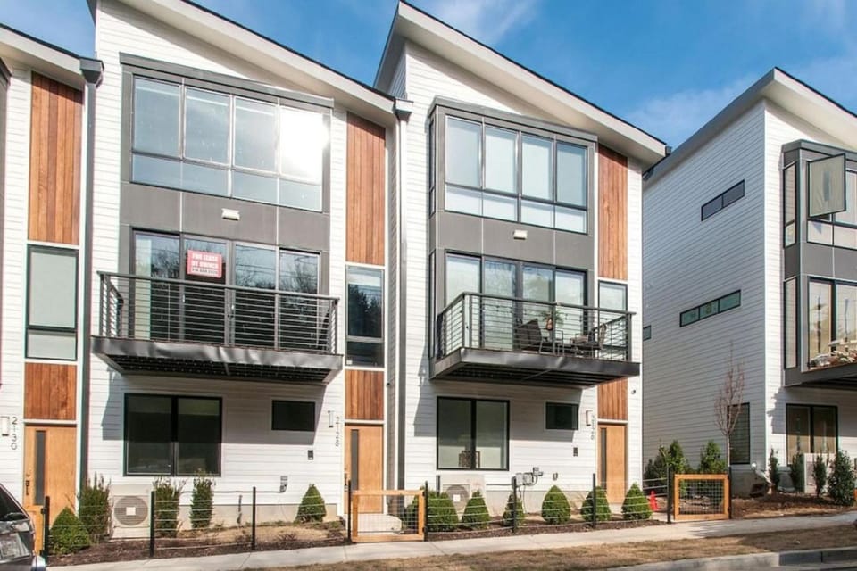 Property building, Neighbourhood, Balcony/Terrace, Street view