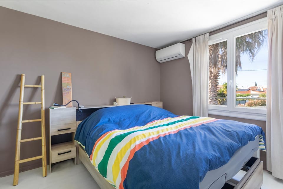Property building, Living room, Bedroom