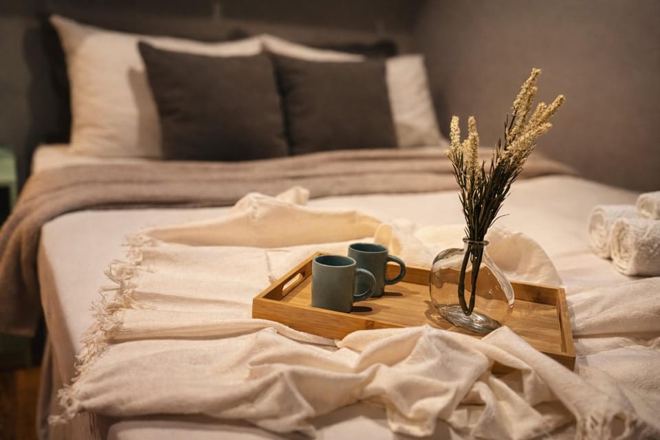 Bed, Bedroom, towels