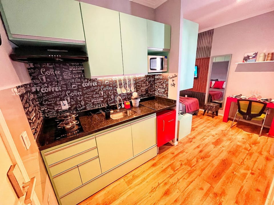 Kitchen or kitchenette, Dining area, minibar, stove
