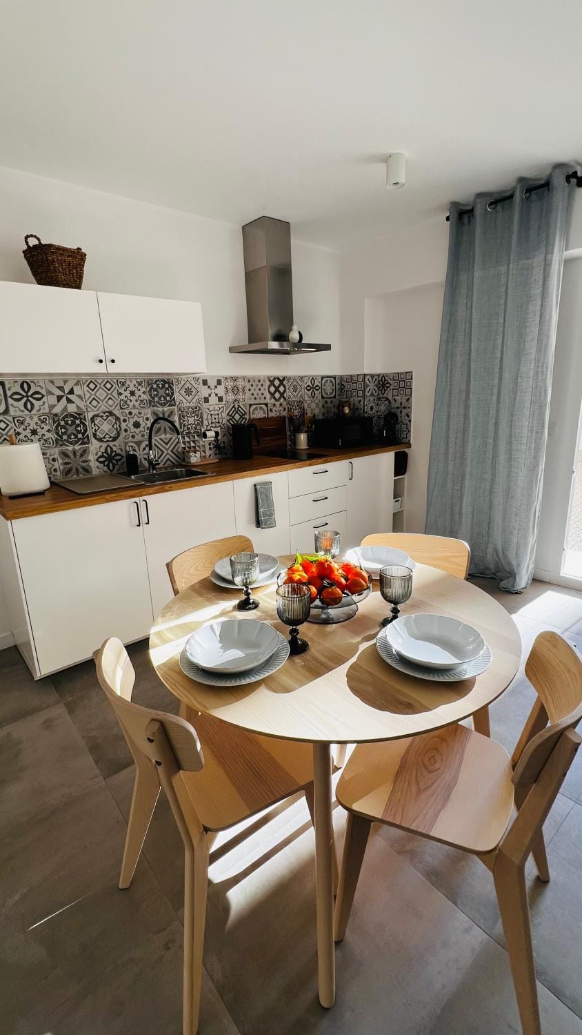 Kitchen or kitchenette, Food and drinks, Food, dishwasher, stove