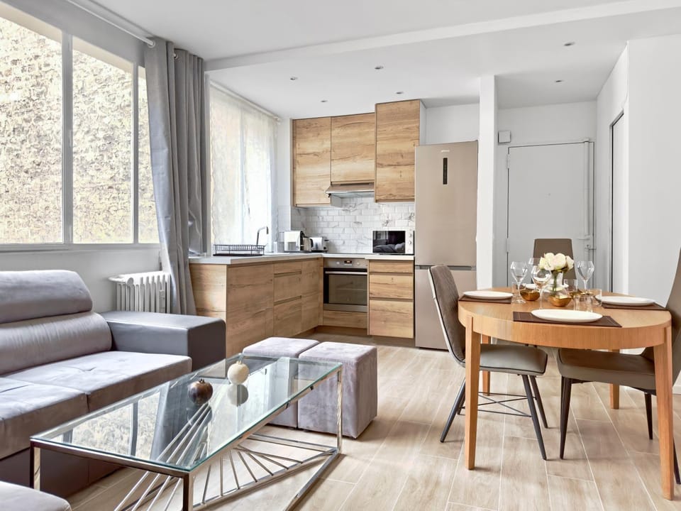 Charmant Appartement 4P Face Tour Eiffel Apartment in Paris