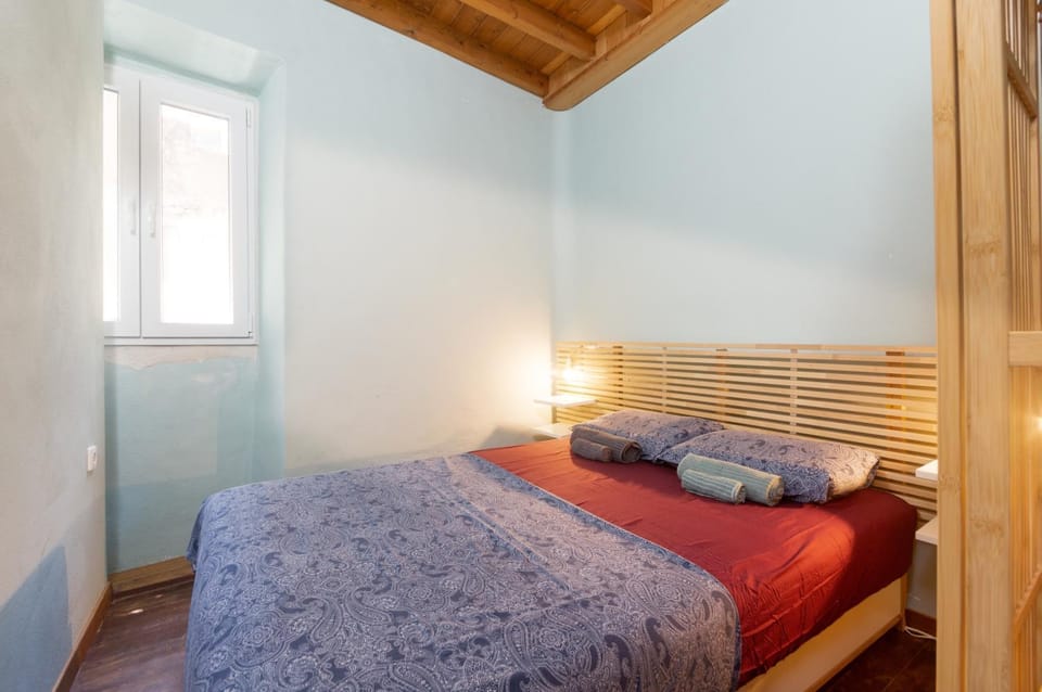 Bed, towels