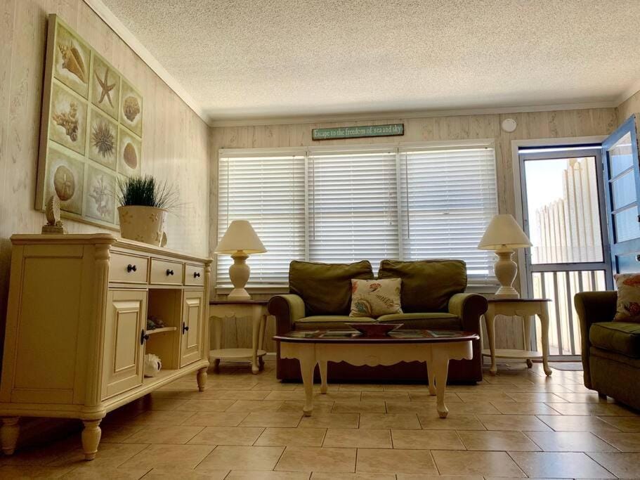 Almost Heaven Oceanfront B 2/2~Free WIFI / Direct Ocean Apartment in Surfside Beach