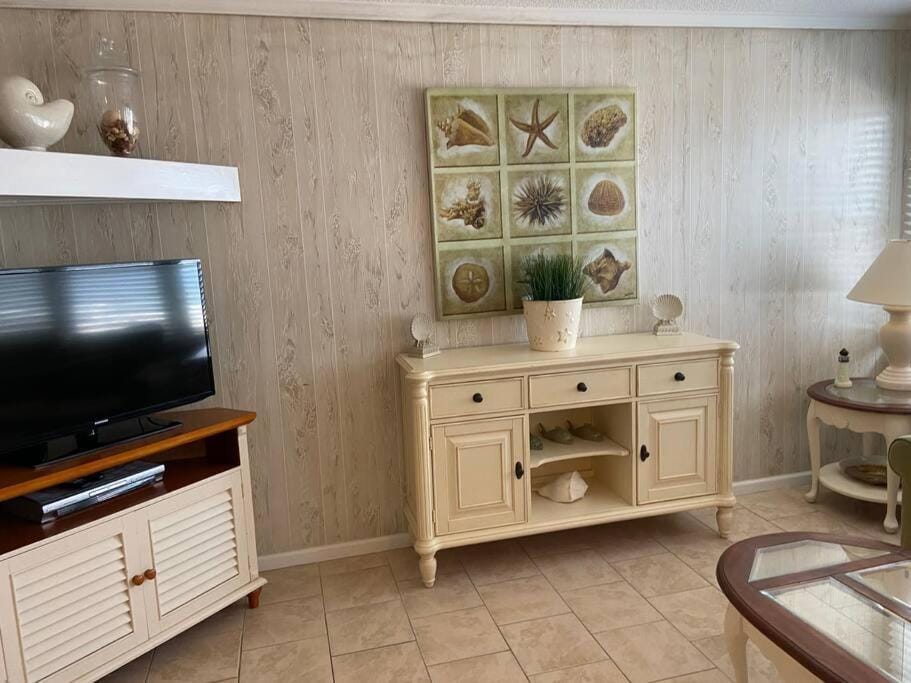 Almost Heaven Oceanfront B 2/2~Free WIFI / Direct Ocean Apartment in Surfside Beach