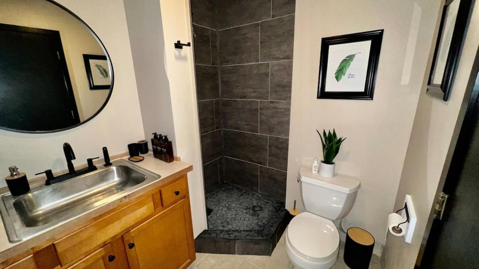 Moody Farmhouse House in Willamette Valley