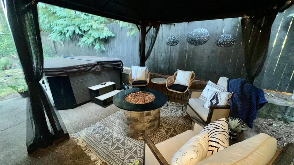 Moody Farmhouse House in Willamette Valley