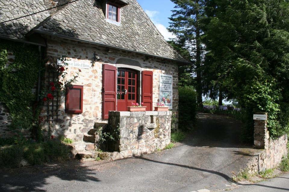 Property building, Day, Neighbourhood, Landmark view