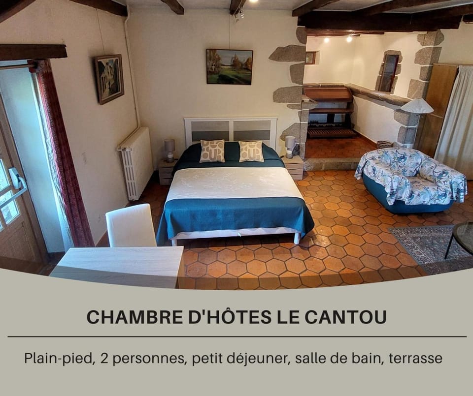 Bed, Photo of the whole room, Bedroom, Text overlay