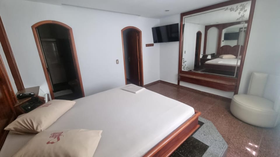 Bed, TV and multimedia, Photo of the whole room, Bedroom, wardrobe, air conditioner
