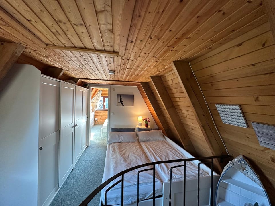 Bed, Photo of the whole room, wardrobe