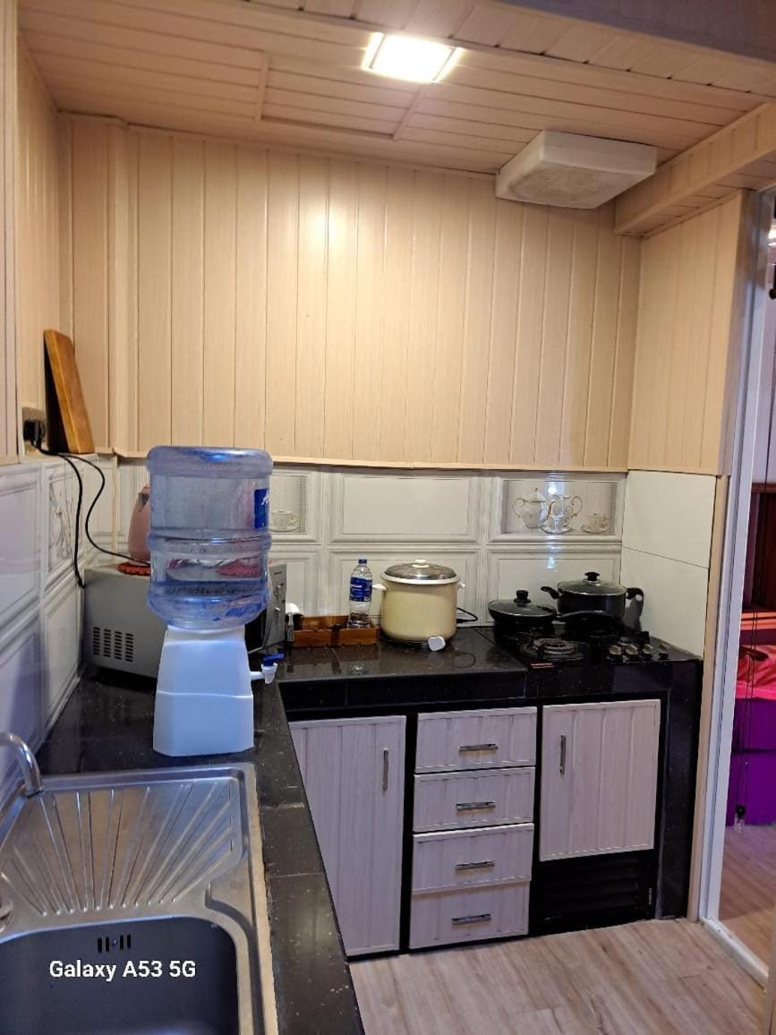 Kitchen or kitchenette, minibar, stove, toaster