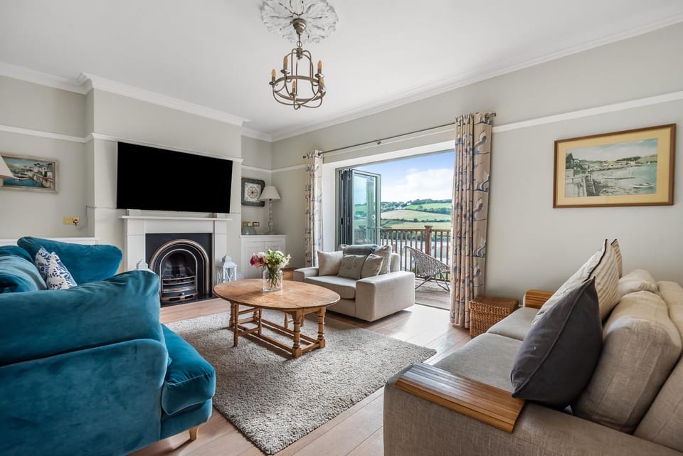 Communal lounge/ TV room, TV and multimedia, Living room, Seating area, Evening entertainment