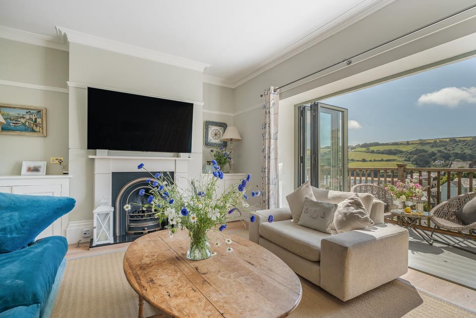 Summer, TV and multimedia, View (from property/room), Living room, Seating area, River view, fireplace