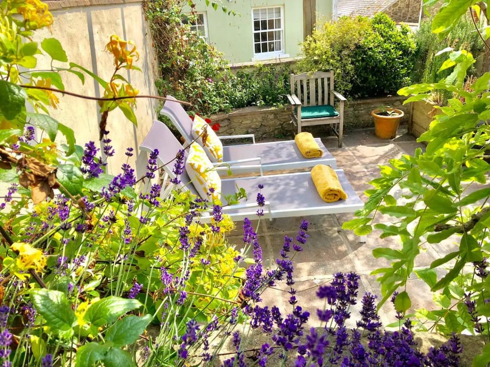 Patio, Spring, Day, Seating area, sunbed
