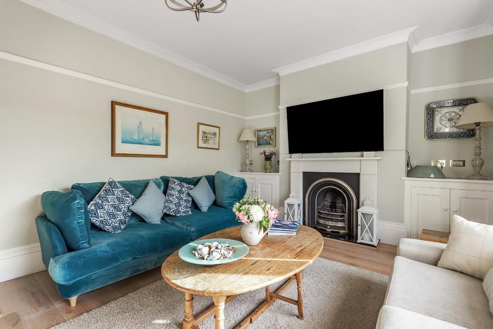 TV and multimedia, Living room, Seating area, fireplace