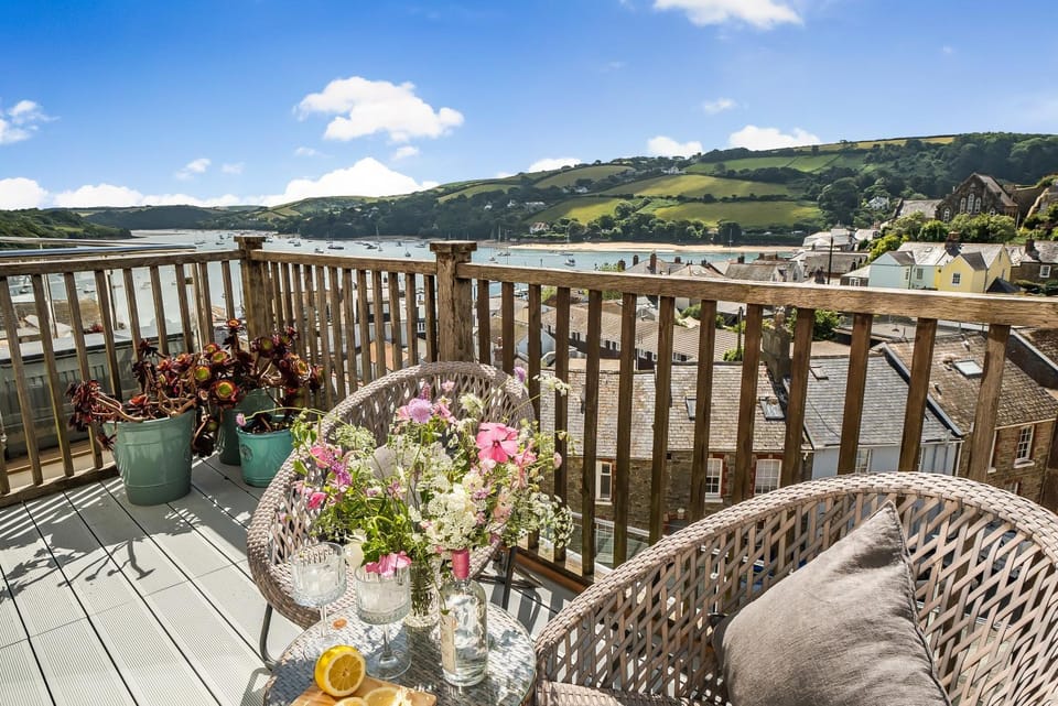 Nearby landmark, Day, Natural landscape, Summer, View (from property/room), Balcony/Terrace, Seating area, City view, River view