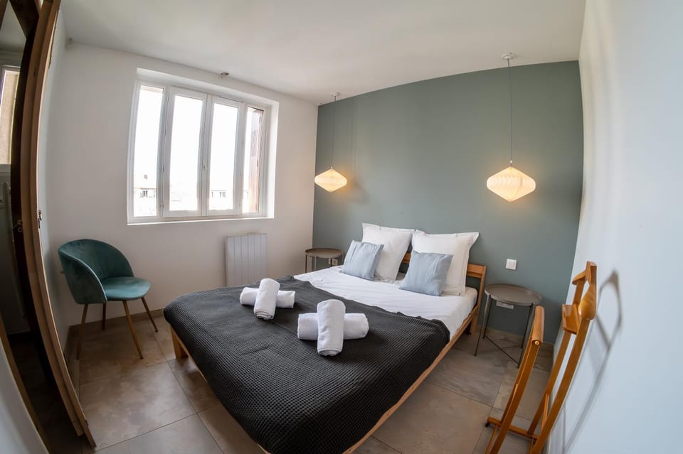 Bed, Bedroom, towels