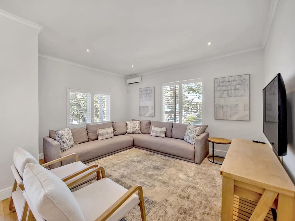 Communal lounge/ TV room, TV and multimedia, Living room, Seating area, Evening entertainment, air conditioner