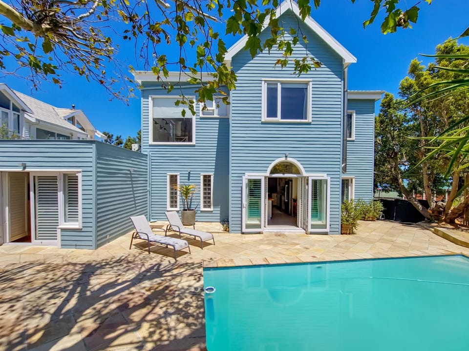 Property building, Patio, Day, BBQ facilities, Garden, Pool view, Swimming pool, Swimming pool, sunbed