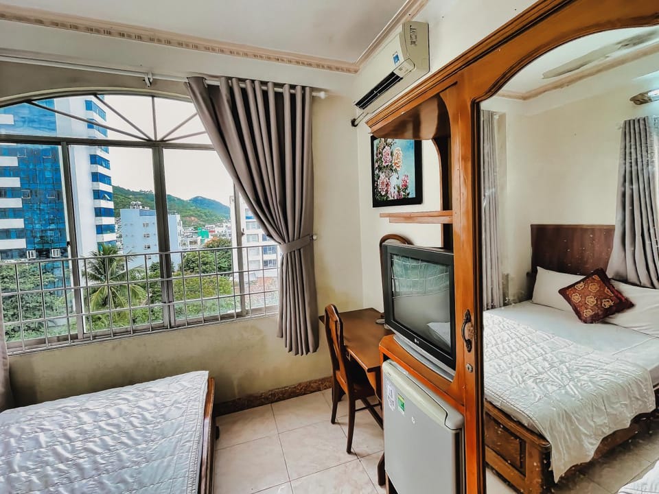 Bed, TV and multimedia, Photo of the whole room, Seating area, Bedroom, air conditioner