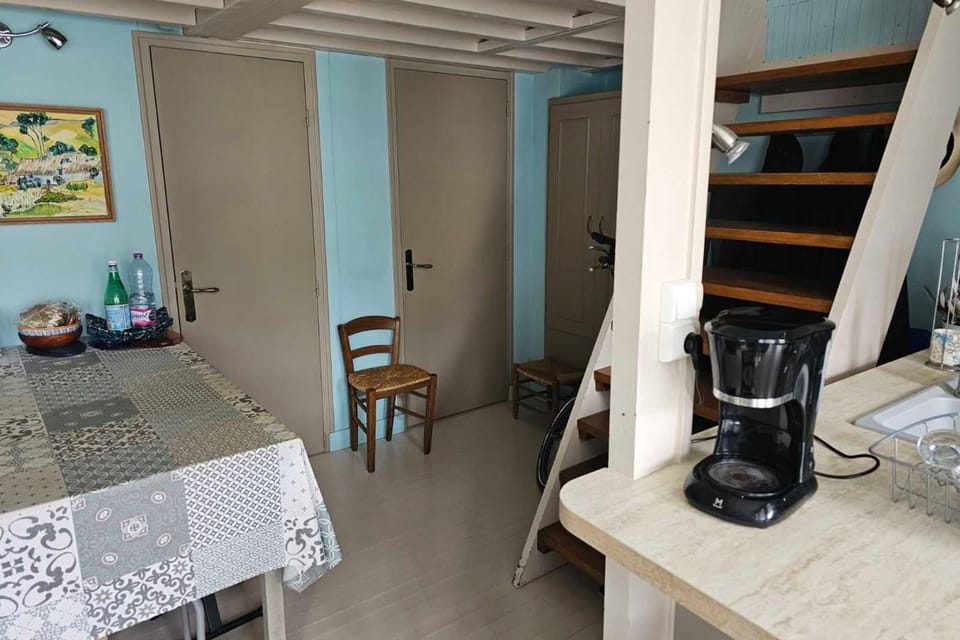 Studio in a 19th century villa with parking Apartment in Normandy
